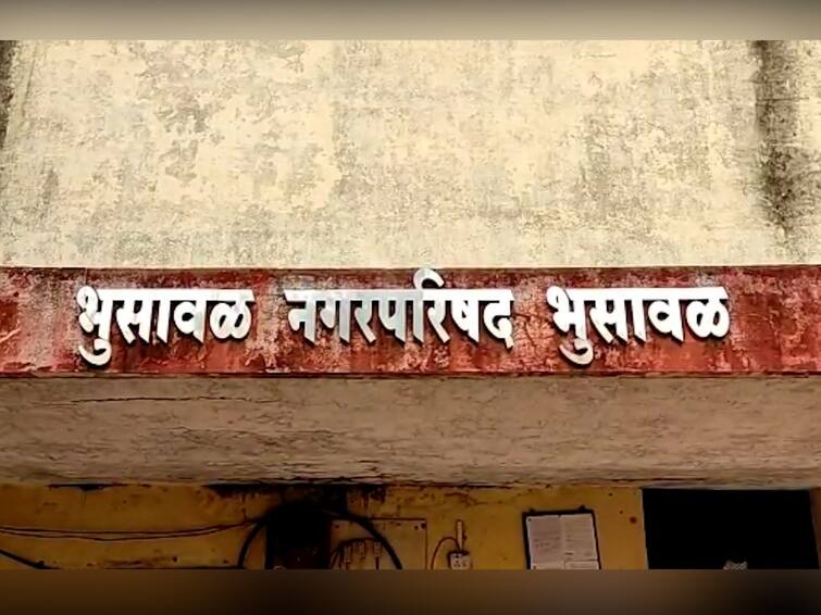 Ten corporators of Bhusawal Municipal Council are also disqualified by the Urban Development Department a shock to the Eknath Khadse group along with the NCP Jalgaon News : नगरविकास खात्याकडूनही भुसावळ नगरपरिषदेतील दहा नगरसेवक अपात्र, राष्ट्रवादीसह खडसे गटाला धक्का