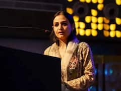 पुलित्जर विजेता फोटो जर्नलिस्ट बोलीं- फिर भारत से बाहर जाने से रोका गया, ट्विटर पर शेयर किया फ्लाइट का टिकट