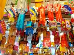 Diwali 2022 : दिवाळीनिमित्त सजल्या बाजारपेठा; विविध आकाशकंदील खरेदीसाठी ग्राहकांची गर्दी