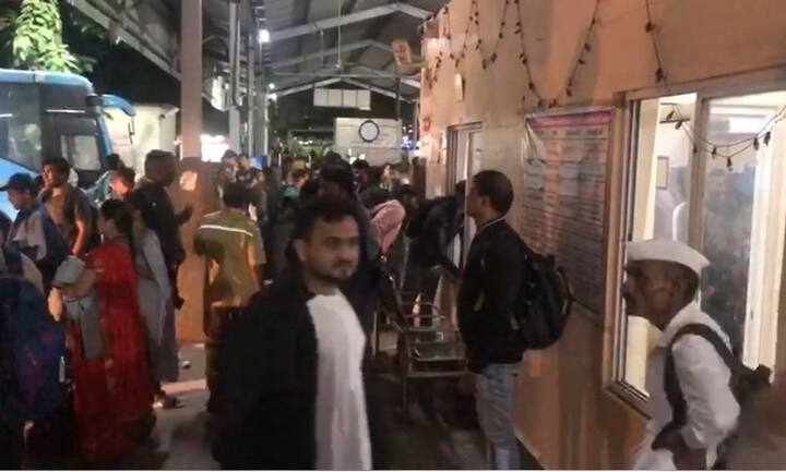 पुणे शिवाजीनगर बसस्थानकावर काल रात्री प्रवाशांचा मोठा गोंधळ निर्माण झाल्याचं पाहायला मिळालं.