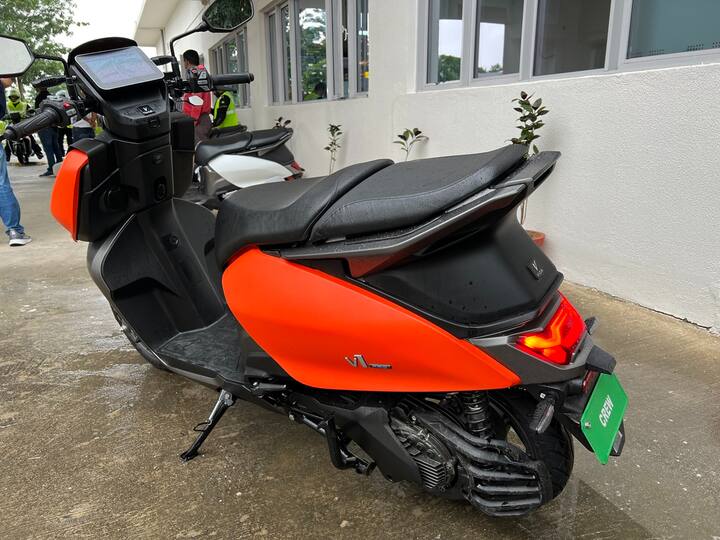 The V1 Plus and Pro are certainly knocking on the doors of being a premium e scooter and that is seen with the design. The lines are sharp and it is an aggressive design, especially with the low-set LED lamp while the split-seat design is unique too. The rear styling is also similar and gets a rakish crisp look with the large LED strip plus a blacked out section. (Source: Somnath Chatterjee)