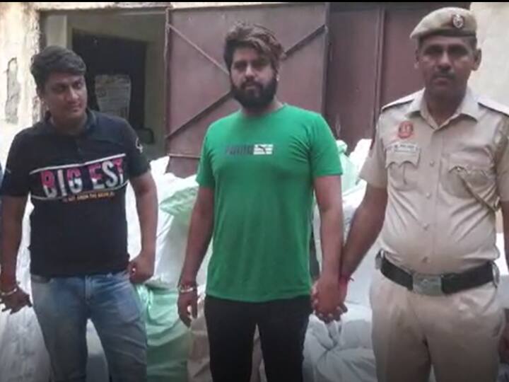 Delhi Police Arrested Four People with more Than One Tonnes Firecracker in a view of Diwali ANN Delhi Firecracker Ban: दिल्ली में पटाखे बेचने वालों पर एक्शन, 1 टन से अधिक पटाखों के साथ 4 गिरफ्तार