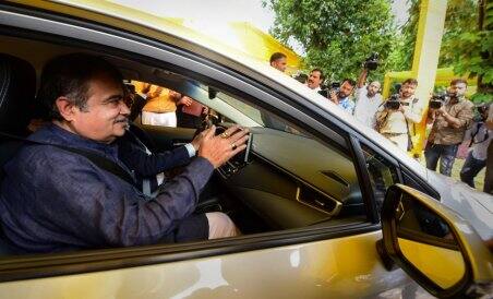 भारत की पहली फ्लेक्स फ्यूल कार लॉन्च हो चुकी है. जिसकी लॉन्चिंग केंद्रीय परिवहन और राजमार्ग मंत्री नितिन गडकरी ने की थी. इससे आने वाले समय में महंगे ईंधन से राहत मिल सकती है. अभी इस कार को पायलट प्रोजेक्ट के तौर पर लॉन्च किया गया है.