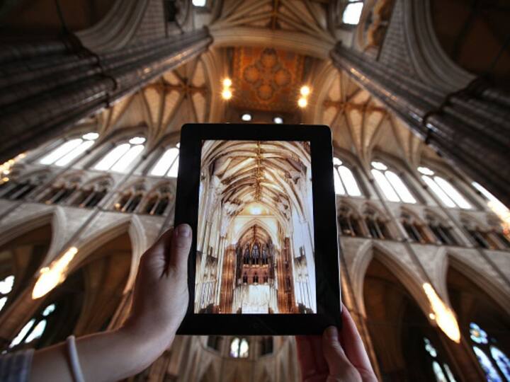 2011: iPad (2nd Generation) [Image Credit: Getty]