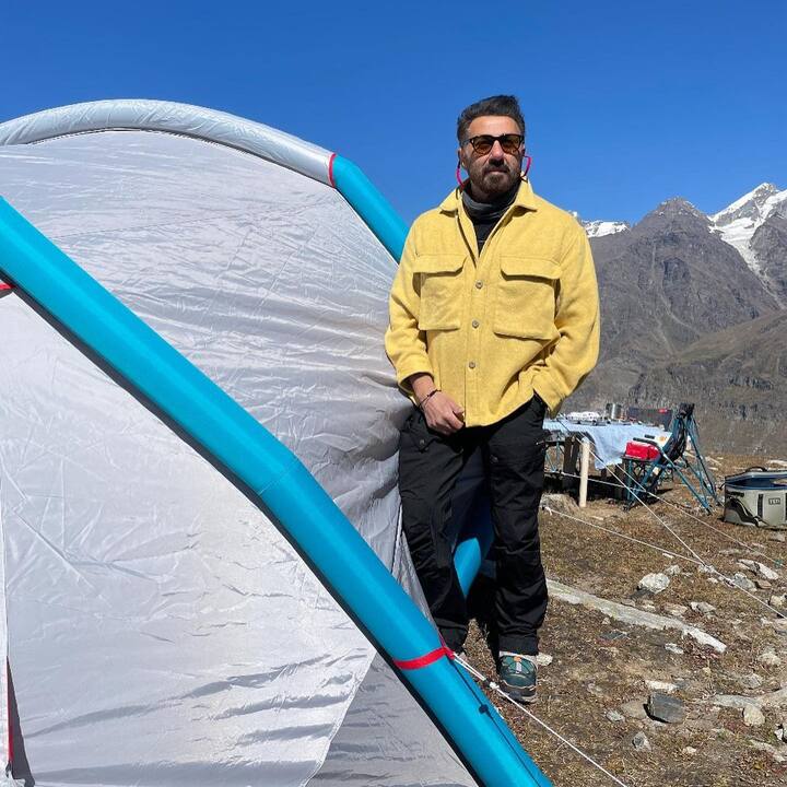 शूटिंगमधून ब्रेक घेऊन सनी पत्नीला भेटण्यासाठी लंडनला जायचा. नंतर सनीला मीडियासमोर आपण विवाहित असल्याची कबुली द्यावी लागली होती. (Photo : @ iamsunnydeol/IG)
