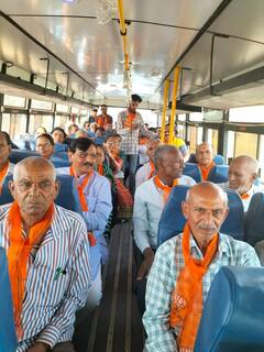 Rajkot: PM મોદીની સભામાં ભાજપના કયા ધારાસભ્ય બસ ભરીને લોકોને લાવ્યા, ખુદ પણ બસમાં બેઠા, જુઓ તસવીરો
