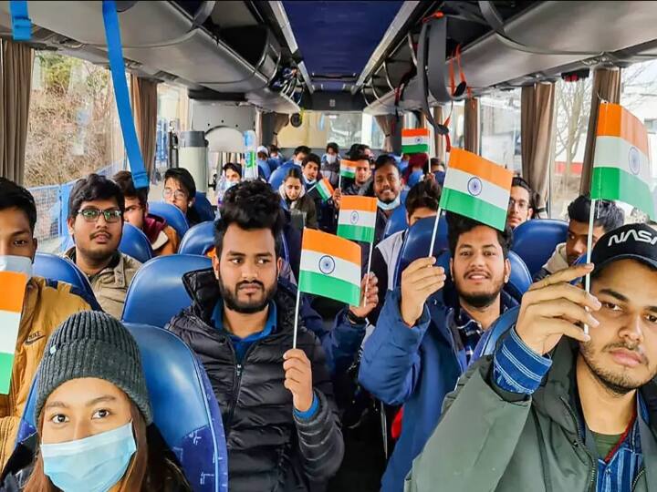 ukraine Conflict Advisory Indian Nationals Including Students Advised to Leave Ukraine at earliest- Embassy of India Indian Nationals Ukraine: உக்ரைனை விட்டு எப்படியாவது இந்தியர்கள் உடனே வெளியேறுங்கள்..! இந்திய தூதரகம் எச்சரிக்கை..