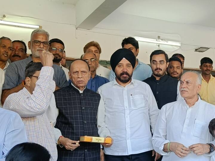 MP Mallikarjun Kharge Sweets distributed in Bhopal PCC after Congress President result ann MP News: मल्लिकार्जुन खड़गे के अध्यक्ष बनने पर भोपाल में जश्न, कांग्रेस नेताओं ने बांटी मिठाइयां