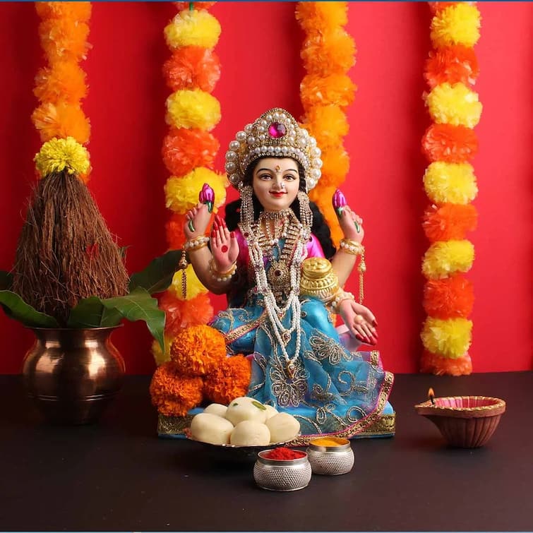 Diwali 2022 date perform Diwali puja according to your zodiac to get the blessings of maa lakshmi Diwali Puja 2022: દિવાળી પર આપની રાશિ મુજબ આ રીતે કરો પૂજા,  મળશે મા લક્ષ્મીના શીઘ્ર આશિષ