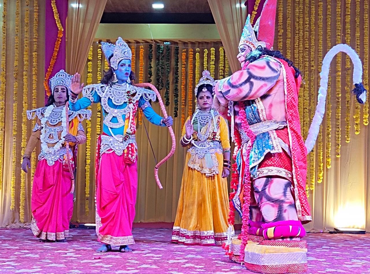 Udaipur News: उदयपुर में नगर निगम ने किया दिवाली मेले का आयोजन, राम दरबार की झांकी से कलाकारों ने बांधा समा