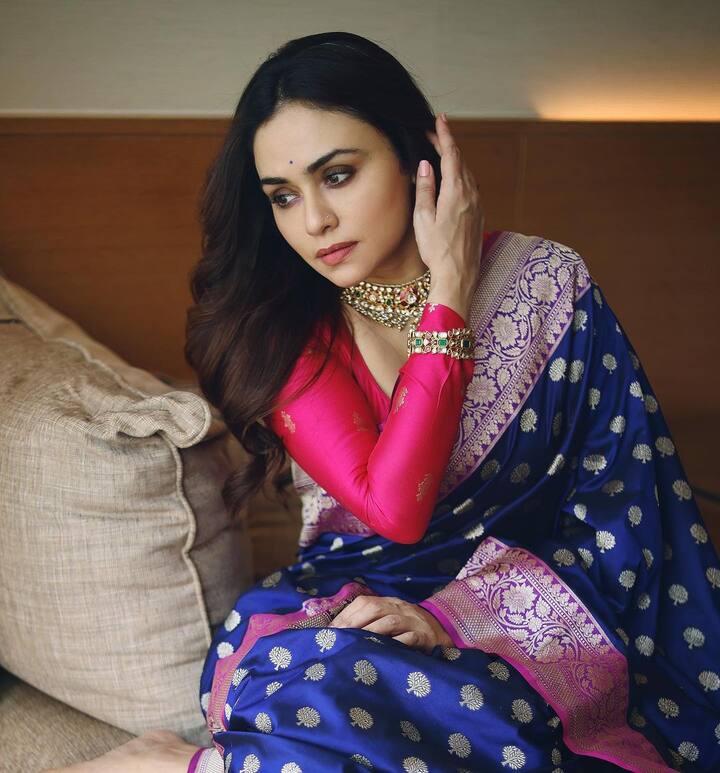 निळ्या रंगाची साडी आणि  स्टोनचे दागिने अशा लूकमधील फोटो अमृतानं शेअर केले असून तिच्या या लूकला नेटकऱ्यांची पसंती मिळाली आहे. (Amruta Khanvilkar/Instagram)