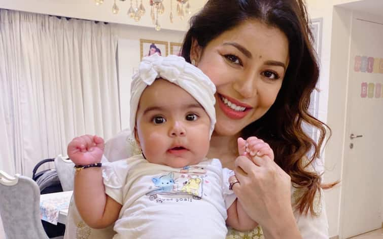 Debina Bonnerjee is all hearts for her daughters Debina Bonnerjee Daughters: દેબિના બેનર્જીએ તેની બે પુત્રીઓના સુંદર ફોટા કર્યા શેર