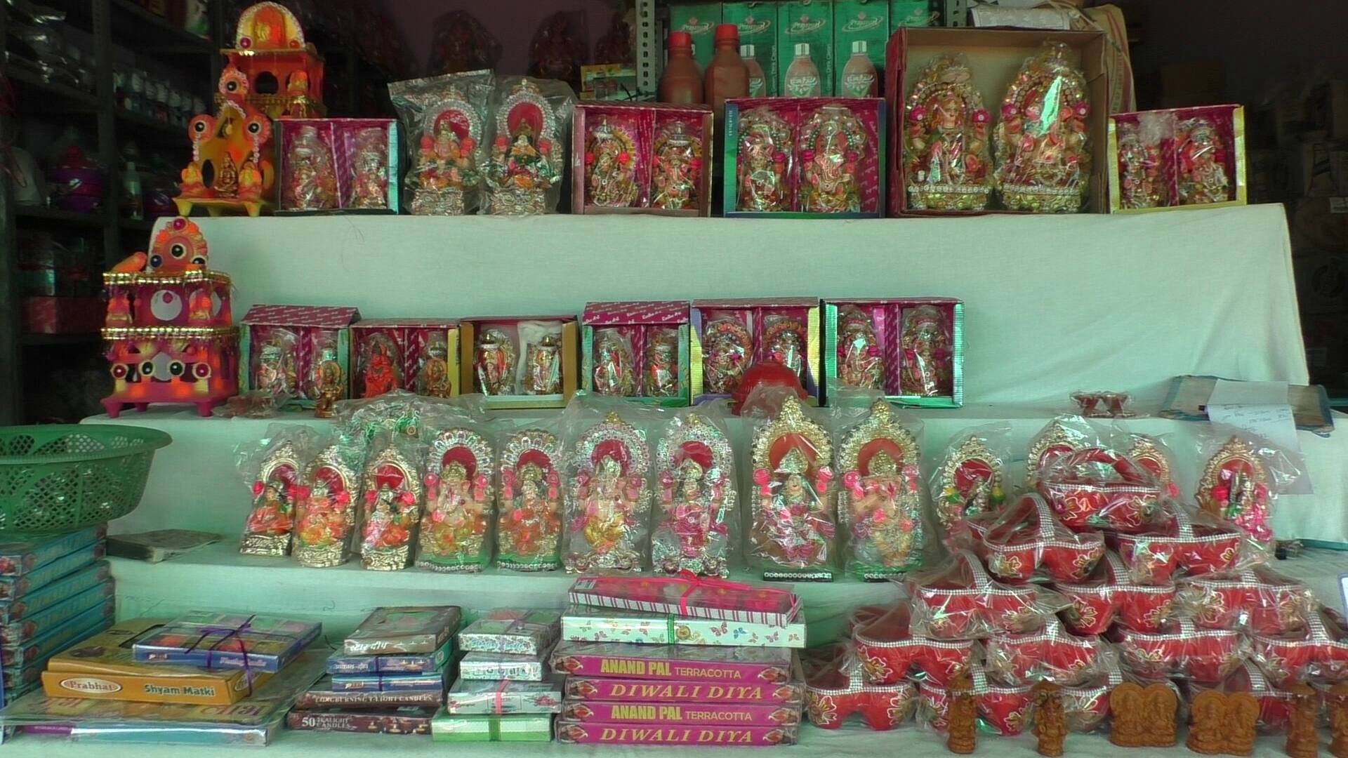 Diwali 2022: लक्ष्मी-गणेश की मूर्ति बनाने वाले ही झेल रहे कंगाली, त्योहार के दिनों में भी कुम्भकारों के चेहरे पर छाई उदासी