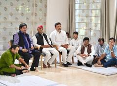 नेताजी को श्रद्धांजलि देने शत्रुघ्न सिन्हा भी पहुंचे सैफई, नन्हें बच्चों के साथ नजर आए अखिलेश यादव