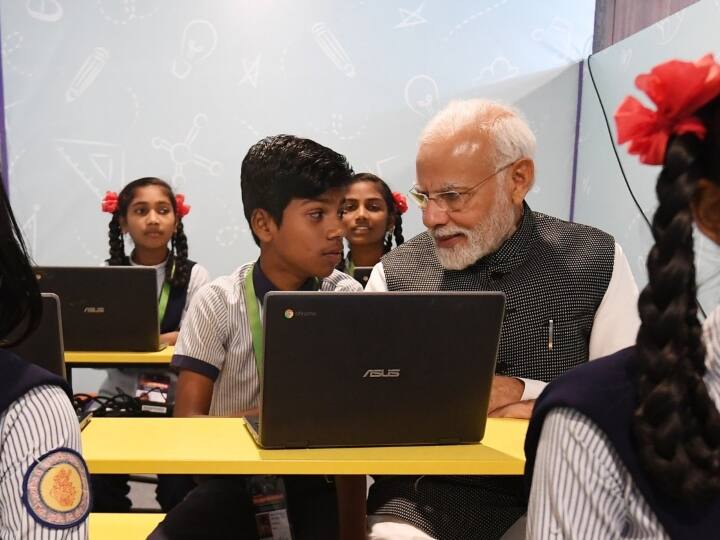 PM Modi Said English Just A Medium of Communication Now No Obstacle For Rural Youth To Become Doctor Engineer बच्‍चों के साथ क्‍लास में बैठे PM मोदी, बोले- इंग्लिश सिर्फ संवाद का माध्‍यम, अब नहीं बनेगी ग्रामीण युवाओं के डॉक्‍टर-इंजीनियर बनने में बाधा
