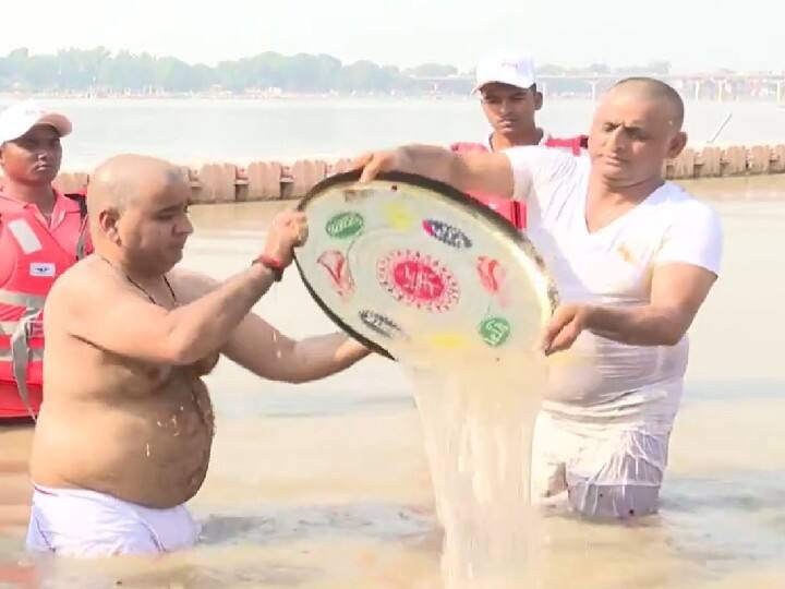 अखिलेश यादव के साथ उनके भाई धर्मेंद्र यादव रस्म पूरी करते दिखे.