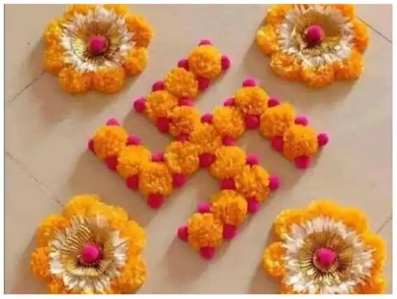 ઘરની એન્ટ્રી પાસે કે પૂજાના સ્થાન પર ફુલોની રંગોળી ખૂબ જ યુનિક લૂક આપે છે. આ ડિઝાઇન જોવામાં ખૂબ જ સુંદર લાગે છે.