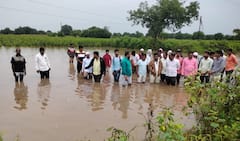 PHOTO: शेताचं झालं तळं, डोळ्यात अश्रू; औरंगाबादच्या वजनापूरात ढगफुटीसदृश पाऊस