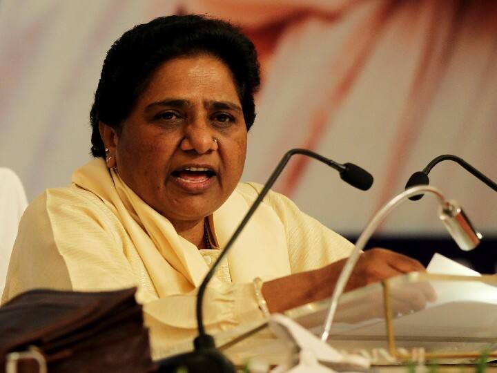 UP Politics Mayawati Attacks Congress of Being Anti Dalit After Mallikarjun Kharge Becomes New Congress President  UP Politics: मायावती ने कांग्रेस पर लगाया अंबेडकर की उपेक्षा का आरोप, कहा- बुरे दिनों में दलितों को बनाया बलि का बकरा