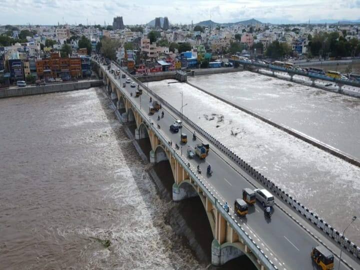 தண்ணீர் நிறைவாக செல்லும் மதுரை வைகை ஆற்றுப்பாலம்.