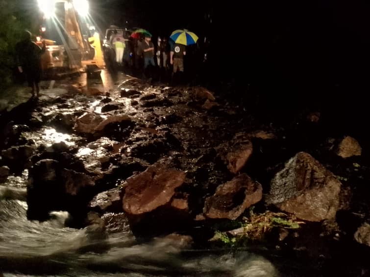 maharashtra news nashik news landslide in nanduri ghat in Saptshrungi gad vani Saptshrungi Gad : सप्तश्रुंगी गडावर मध्यरात्री दरड कोसळली, नांदुरी घाटाला डागडुजी गरजेची 