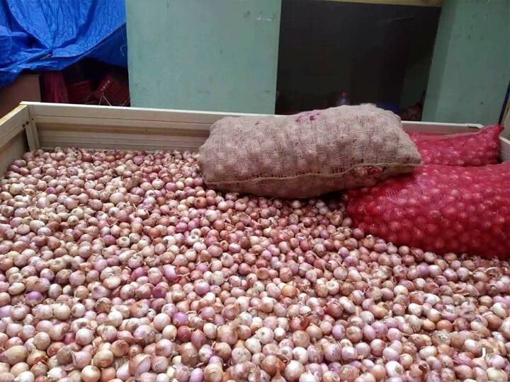 Dindigul: In Otten Chatram market, the price of small onion is up to Rs 100 per kg TNN ஒட்டன் சத்திரம் மார்க்கெட்டில் கிலோ 100 ரூபாய்க்கு விற்பனையாகும் சின்ன வெங்காயம்