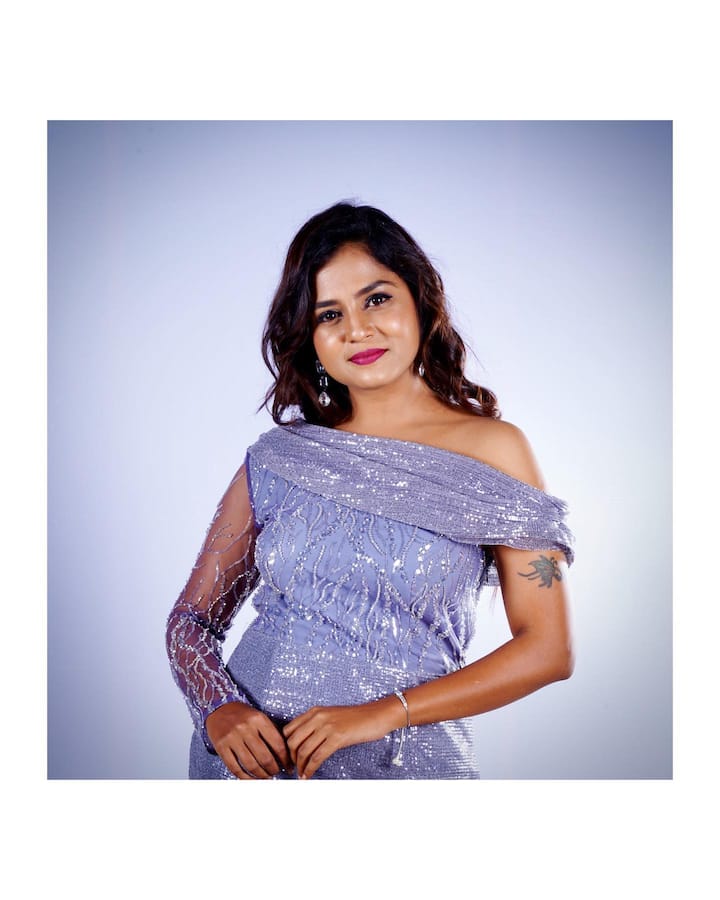 బెంగుళూరులోనే పుట్టి పెరిగిన రక్షా గౌడ విద్యాభ్యాసం మొత్తం బెంగళూరులోనే. చిన్నప్పటి నుంచి నటనపై ఉన్న ఆసక్తితో మోడలింగ్ లో అడుగుపెట్టిన రక్షా బీబీఏ చదువుండగా 'రాధారమణ' అనే కన్నడ సీరియల్ లో నటించే ఛాన్స్ కొట్టేసింది.