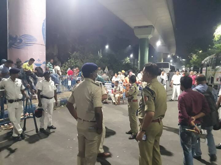 গত দিন দুয়েকে একের পর এক চাকরিপ্রার্থী অসুস্থ হয়ে পড়েছেন। এদিন সন্ধেতেও পুলিশি তৎপরতা বাড়ার পরও বেশ কয়েকজন শারীরিকভাবে অসুস্থ বোধ করেন।