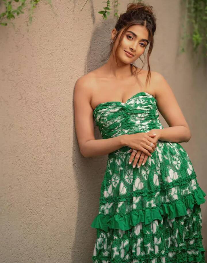 ਪੂਜਾ ਹੇਗੜੇ ਦੀ ਜ਼ਬਰਦਸਤ ਫੈਨ ਫਾਲੋਇੰਗ ਹੈ। ਦੱਖਣੀ ਫਿਲਮਾਂ ਨੂੰ ਪਸੰਦ ਕਰਨ ਵਾਲੇ ਦਰਸ਼ਕ ਉਸ ਦੇ ਦੀਵਾਨੇ ਸਨ, ਹੁਣ ਪੂਜਾ ਨੂੰ ਹਿੰਦੀ ਫਿਲਮਾਂ ਤੋਂ ਵੀ ਜ਼ਬਰਦਸਤ ਫੈਨ ਫਾਲੋਇੰਗ ਮਿਲ ਗਿਆ ਹੈ।