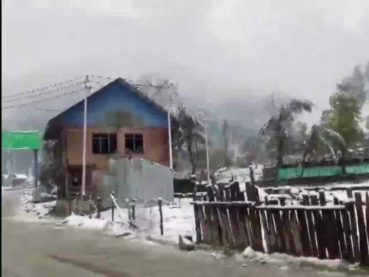 उत्तरी कश्मीर के माछिल घाटी के कई ऊंचाई वाले इलाकों में रात से हो रही हल्की बर्फबारी ने पहाड़ों को सफेद चादर में ओढ़ लिया है.