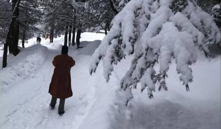 ਉੱਤਰੀ ਕਸ਼ਮੀਰ ਦੀ ਮਾਛਿਲ ਘਾਟੀ ਦੇ ਕਈ ਉਚਾਈ ਵਾਲੇ ਇਲਾਕਿਆਂ ਵਿੱਚ ਰਾਤ ਤੋਂ ਹੋਈ ਹਲਕੀ ਬਰਫ਼ਬਾਰੀ ਨੇ ਪਹਾੜਾਂ ਨੂੰ ਸਫ਼ੈਦ ਚਾਦਰ ਵਿੱਚ ਢੱਕ ਦਿੱਤਾ ਹੈ।