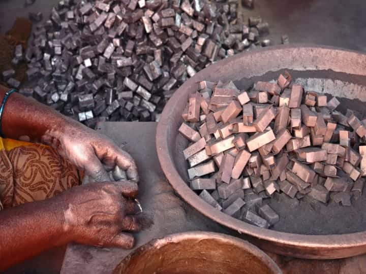 வெடி மருத்துகளை கையால் இன்ஜெக்ட் செய்யும் முறை