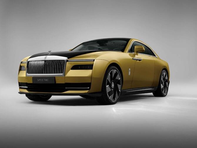 ROLLS-ROYCE SPECTRE UNVEILED: THE MARQUE'S FIRST FULLY-ELECTRIC