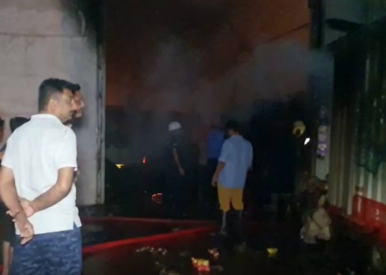 A massive fire broke out in Balaji Wafer's godown at Bardoli in Surat Surat: બારડોલીમાં બાલાજી વેફર્સના ગોડાઉનમાં લાગી ભીષણ આગ, 11 ટ્રક બળીને થયા ખાખ