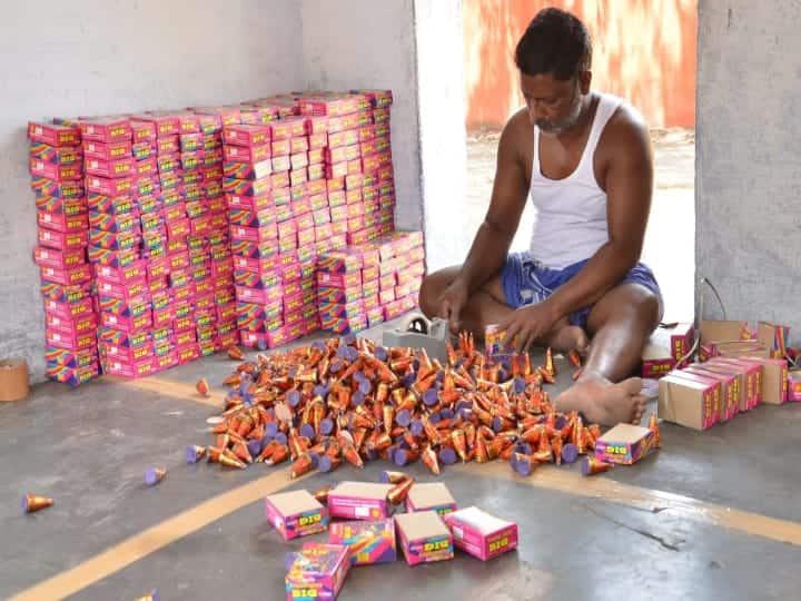 புஸ்வானம் பேக்கிங் செய்த போது எடுத்த படம்