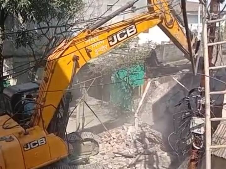 Indore bulldozer action Illegal construction of habitual criminal brothers landed in mp ann Indore News: इंदौर में चला प्रशासन का बुलडोजर, निर्गुडे भाइयों का अवैध निर्माण जमींदोज