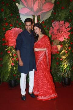 Bollywood Diwali Party: लाल जोड़े में पति विक्की कौशल का हाथ थामे पार्टी में पहुंचीं कैटरीना कैफ, देखें तस्वीरें