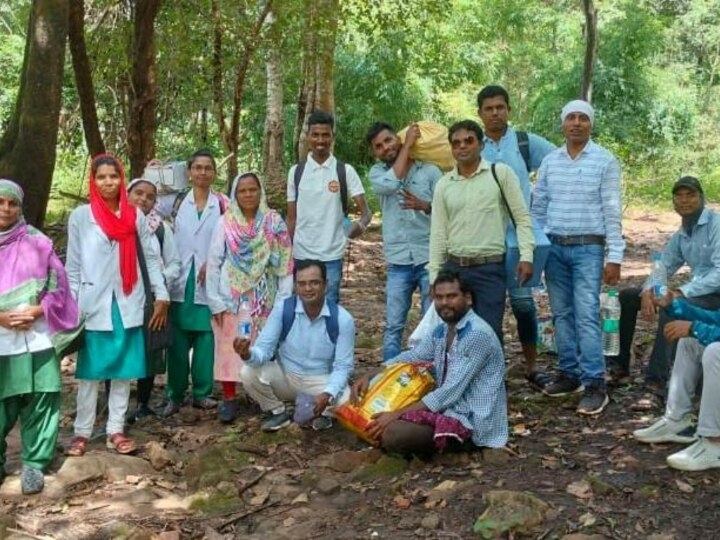 Chhattisgarh: नदी-पहाड़ों को पार कर नक्सल प्रभावित गांवों में पहुंची मेडिकल टीम, दवा-मच्छरदानी बांटी