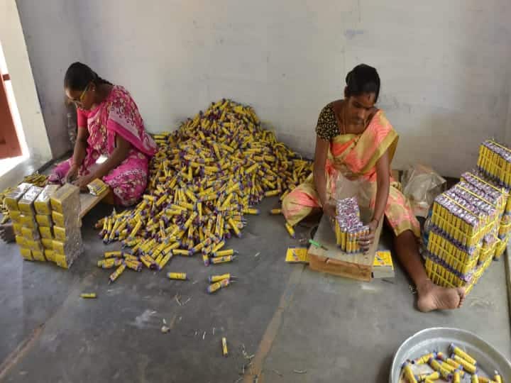 வெடிகளை வெளியூர்களுக்கு அனுப்ப தீவிரமாக பேக்கிங் செய்யும் பெண்கள்.