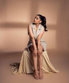 Photo : फॅशनचा जलवा! शॉर्ट स्कर्ट आणि जॅकेटमध्ये सई ताम्हणकरने दाखवला बोल्ड अंदाज