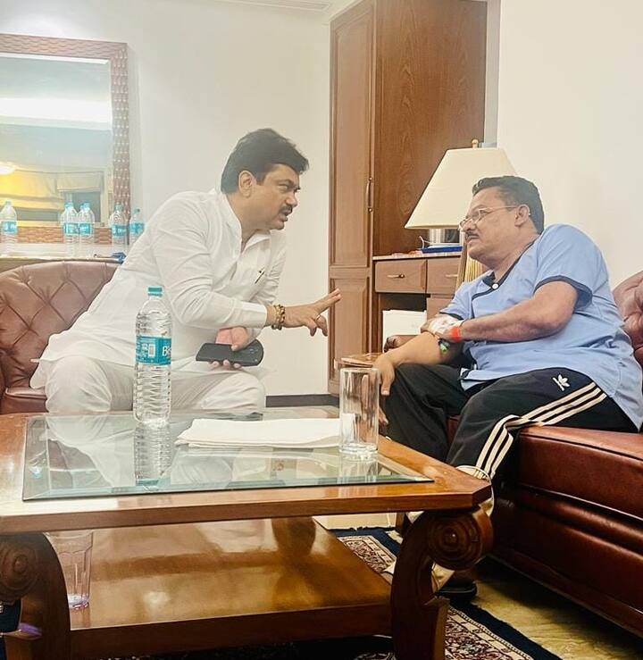 तसेच माजी मंत्री राम शिंदे यांनी देखील शिरसाट यांची भेट घेऊन प्रकृतीची विचारपूस केली.