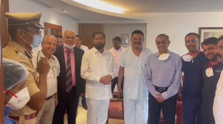 एकनाथ शिंदेंनी डॉक्टरांशी चर्चा करून शिरसाट यांच्यावरील उपचारांची माहिती घेतली.