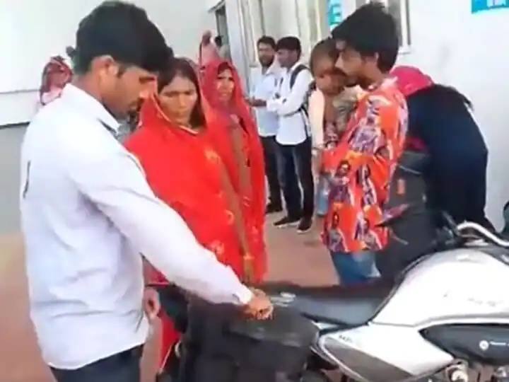 Madhya Pradesh Singrauli Father reached collector after keeping son body in bike trunk after not getting ambulance MP News: नहीं मिली एंबुलेंस तो बेटे का शव थैले में बांधकर DM के पास पहुंचा पिता, स्वास्थ्य सेवाओं पर उठे सवाल