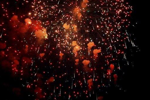 Diwali Celebration: আতসবাজি বা শব্দবাজি থেকে চোখের আঘাত পেলে অন্ধ হওয়ার আশঙ্কা থাকে। শুধু তাই নয়, বাজির ধোঁয়াতে চোখে জ্বালা ভাব হতে পারে। বাজি ফাটানোর সময় কনট্যাক্ট লেন্স না পরাই ভাল।