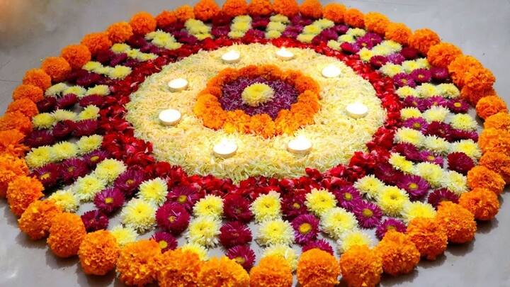 Flower Rangoli Design: જો દિવાળી પર રંગોળી બનાવવાનો સમય ન હોય તો તમે ફૂલોથી પણ ઝટપટ રંગોળી બનાવી શકો છો. મેરીગોલ્ડ ફૂલો અને પાંદડાઓની રંગોળી ખૂબ જ સુંદર લાગે છે.