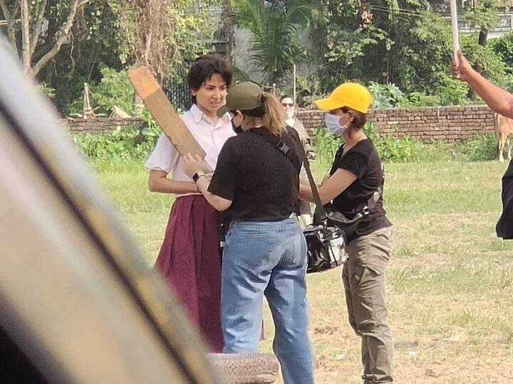 इस लुक में अनुष्का बिल्कुल एक स्कूल स्टूडेंट की तरह लग रही हैं और उन्हें पहचान पाना काफी मुश्किल है. फोटो क्रेडिट- ट्विटर फैन पेज