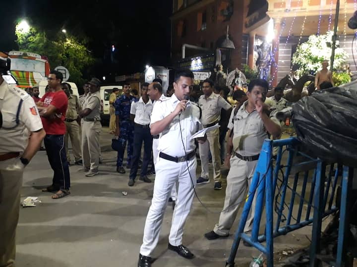 পুলিশের সংখ্যা বাড়ার মতোই একজোট হয়ে তীব্র প্রতিরোধের সুর আরও জোরালো করতে শুরু করেন আন্দোলনকারীরা।