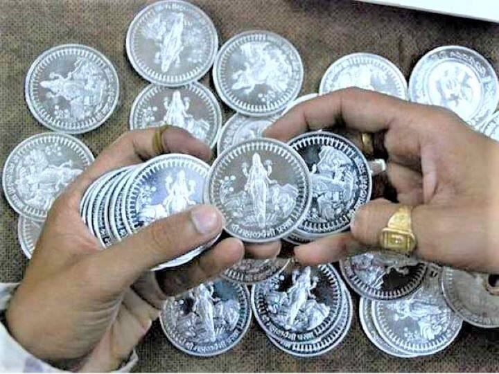 Fake Silver Coins are Being Sold in the Markets on Diwali Dhanteras Chandi Ke Nakli Sikke Diwali Festival: धनतेरस पर अगर आप खरीदने जा रहे है चांदी का सिक्का, तो ऐसे चेक करें शुद्धता, ये स्टेप करें फॉलो 