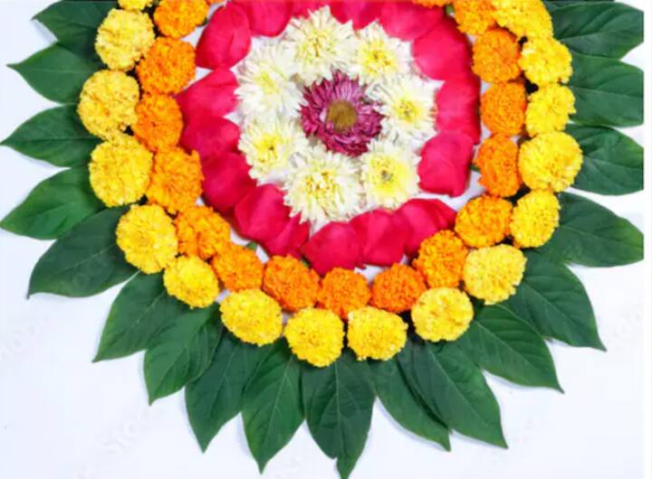 आंबांची पाने, गुलाबाच्या पाकळ्या आणि झेंडूची फुलं यांचा वापर करुन तुम्ही अशा सिंपल डिझाइनची रांगोळी काढू शकता.