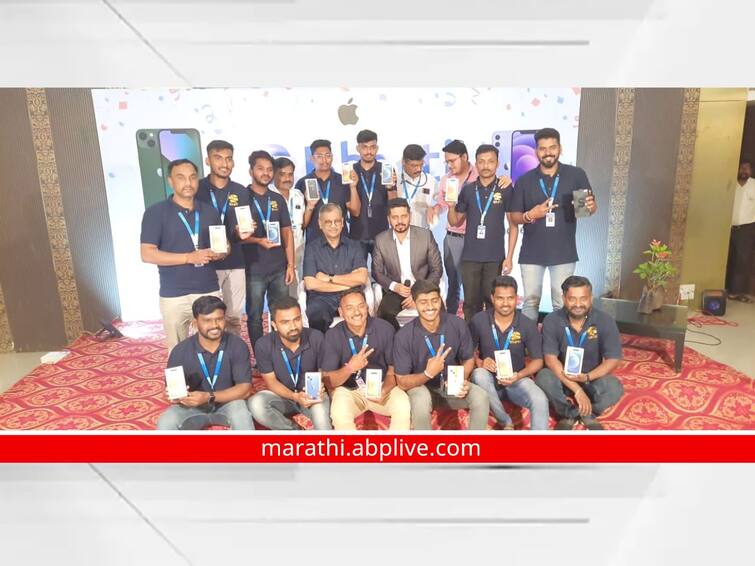 Gift of iPhone to 15 employees Special Gift from Smart Card maker Bharti Creations Sangli Sangli News : उत्कृष्ट काम करणाऱ्या 15 कर्मचाऱ्यांना iPhone ची भेट; सांगलीतील स्मार्ट कार्ड बनवणाऱ्या भारती क्रिएशनकडून 'स्पेशल गिफ्ट'